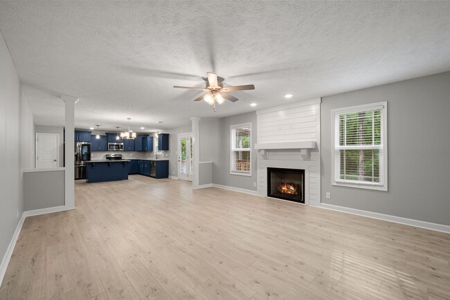 Building Photo - Pet Friendly Four Bedroom!
