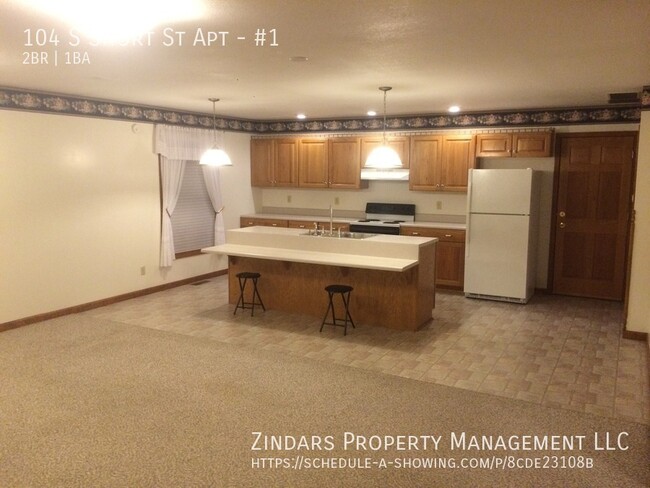 Building Photo - 2 bedroom 1 bath apartment with open floor...