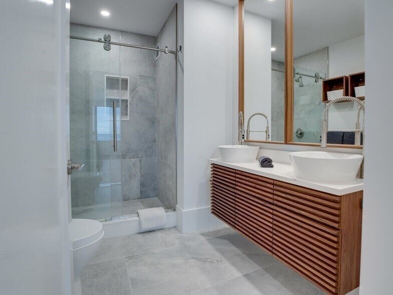 *Pictures are representative samples of the advertised unit. In some cases, the actual units you to - 40 Rowes Wharf