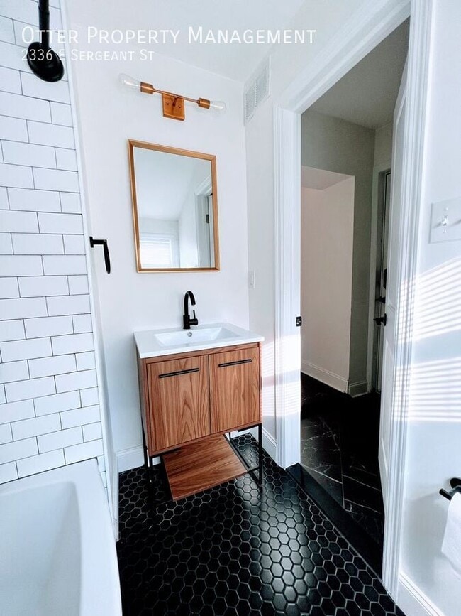 Building Photo - 2336 E Sergeant St