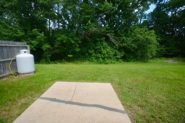Building Photo - Great - 1 BEDROOM - Bright Open Floor Plan !!