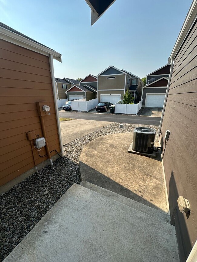 Building Photo - 7613 Columbia Way NE