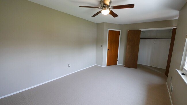 Building Photo - End Unit Townhouse with Full Basement 2BR ...