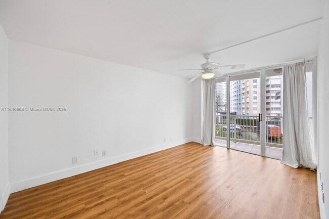 Building Photo - 1440 Brickell Bay Dr