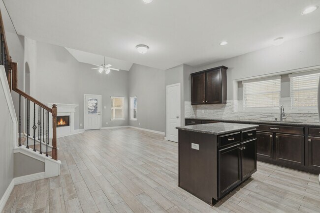 Building Photo - 1715 Round Oak Ln