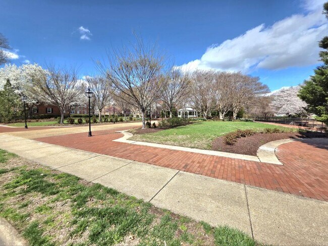 Building Photo - 6620 Boulevard View