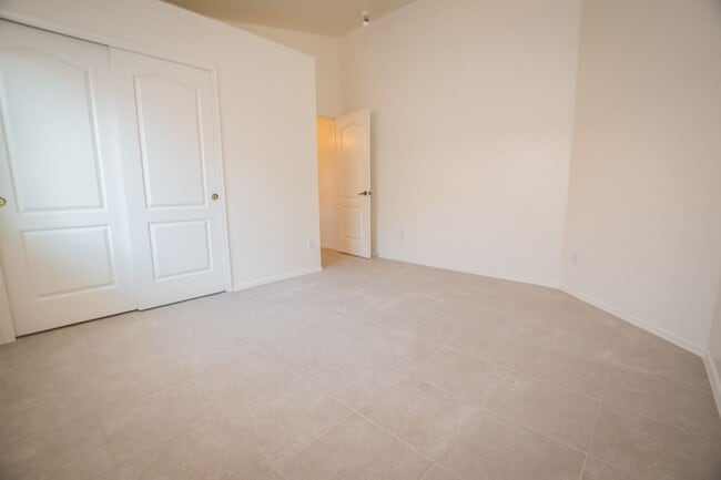 Building Photo - Charming 3-bedroom, 2-bathroom Home w/ 2 C...