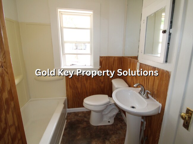 Building Photo - 3 BR 1 BA House with Enclosed Front Porch ...