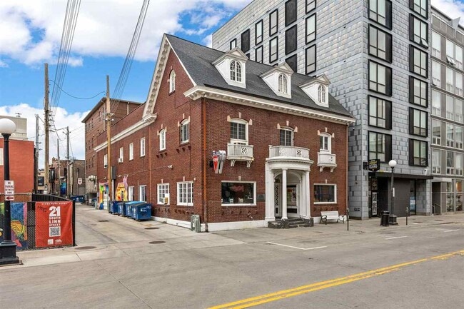 Building Photo - 13 S Linn St