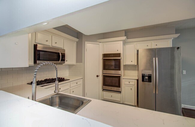 Building Photo - 6607 Readsland Ln