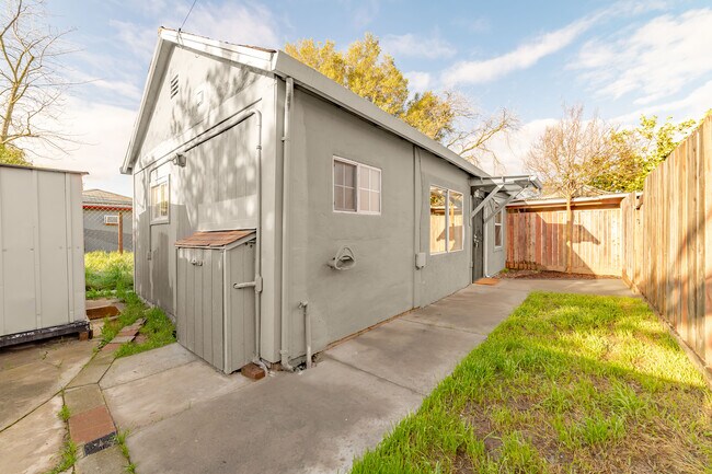 Building Photo - 4432 10th Ave