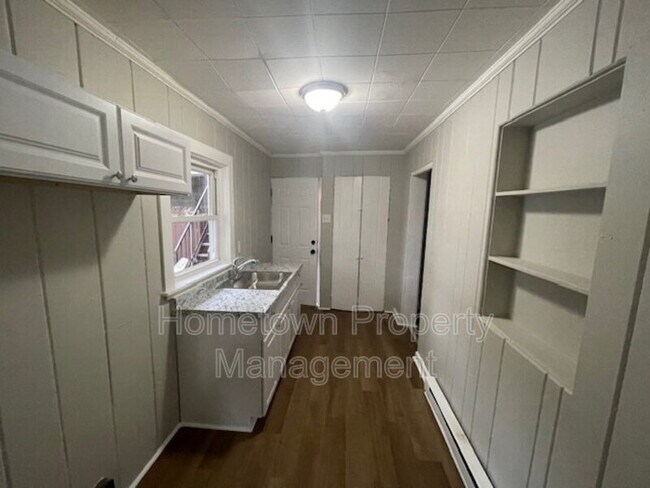 Building Photo - 663 E Market St