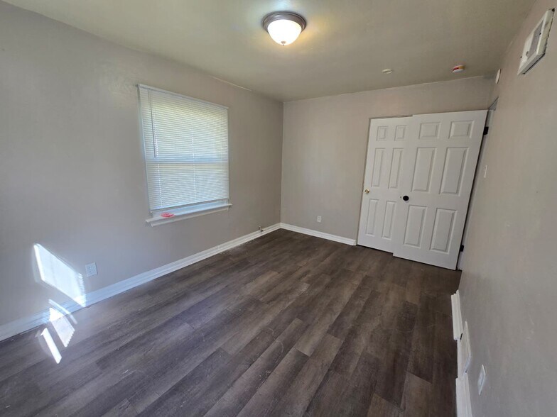 Building Photo - 9846 Dennis Dr