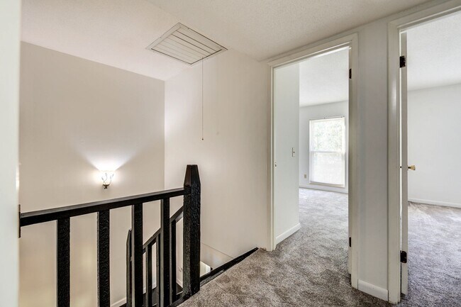 Building Photo - Live the Lake Lifestyle! 3-bedroom, 1.5-ba...