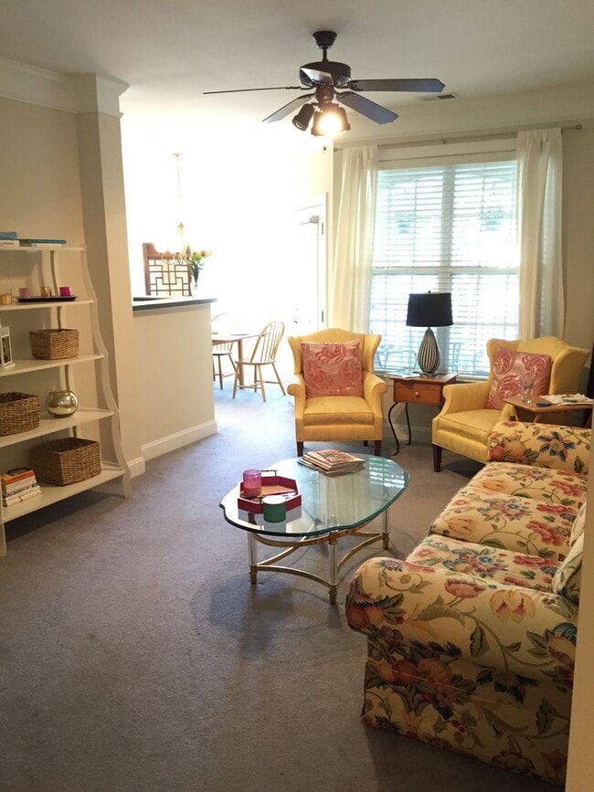 Building Photo - 2 Bedroom, 2 Bathroom Condo in Chapel Hill
