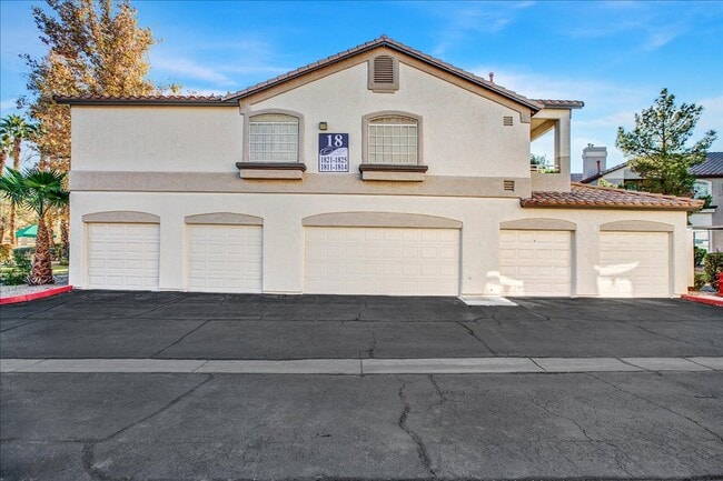 Building Photo - Pacific Legends 2 Bed Condo Near Pool