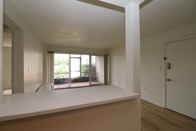 Building Photo - 618 Orange Dr