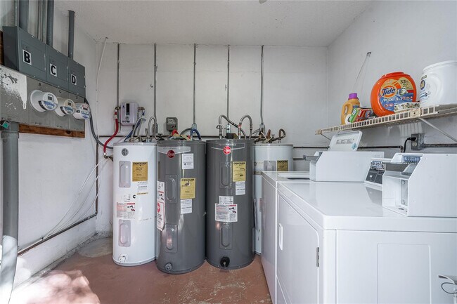 Building Photo - 1130 Cir Terrace W