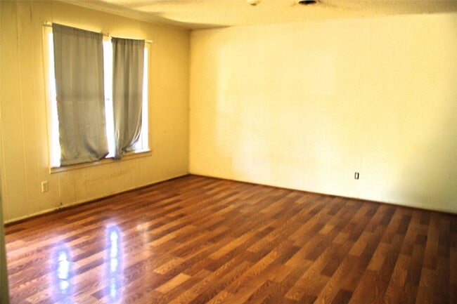 Building Photo - 423 Waller Dr
