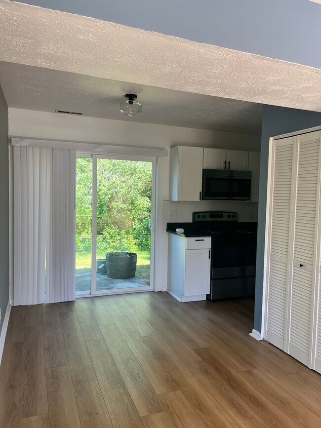 Building Photo - Two bedroom townhouse in Amherst!