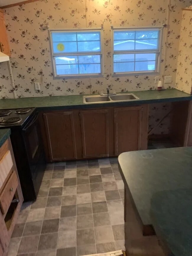 Building Photo - 3 Bedroom 2 Bedroom House