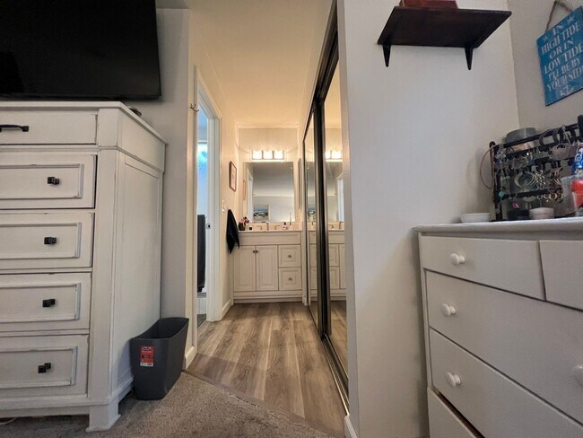 Building Photo - Gorgeous Single Story Home