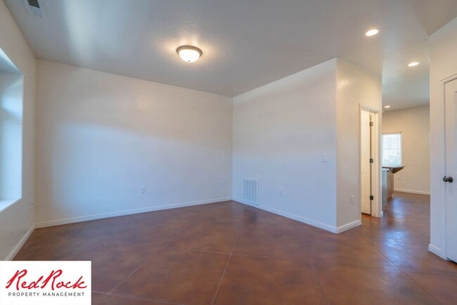 Building Photo - 3 Bedroom & 2.5 Bathroom & Dog Friendly!