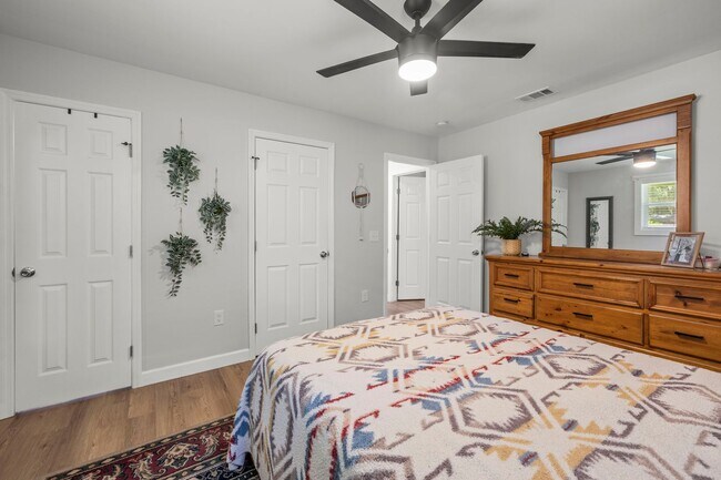 Building Photo - BEAUTIFULLY REMODELED, CONVIENENTLY LOCATE...