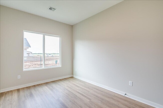 Building Photo - 15413 W Josephine St