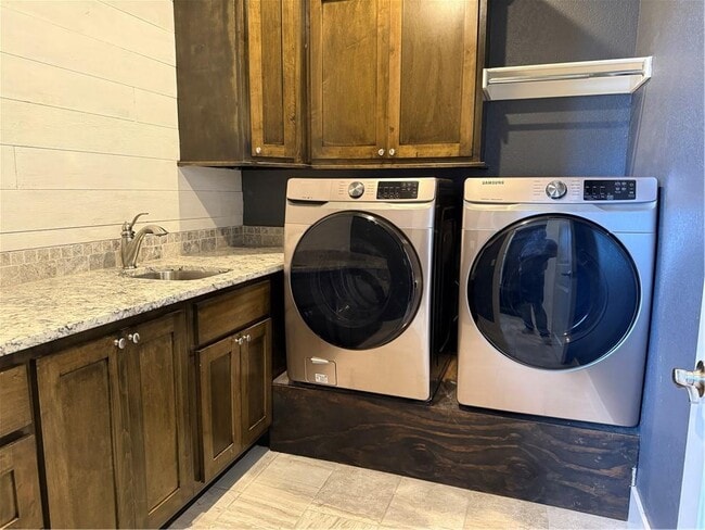 Building Photo - 2202 NE Steinbeck Dr