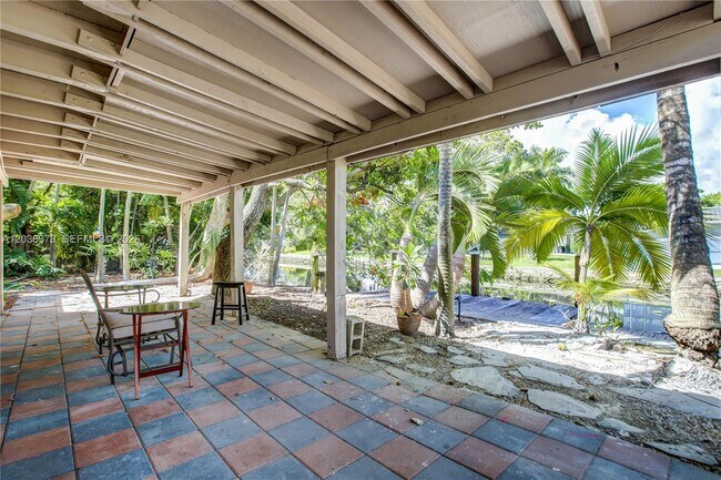 Building Photo - 616 SW 11th Ct