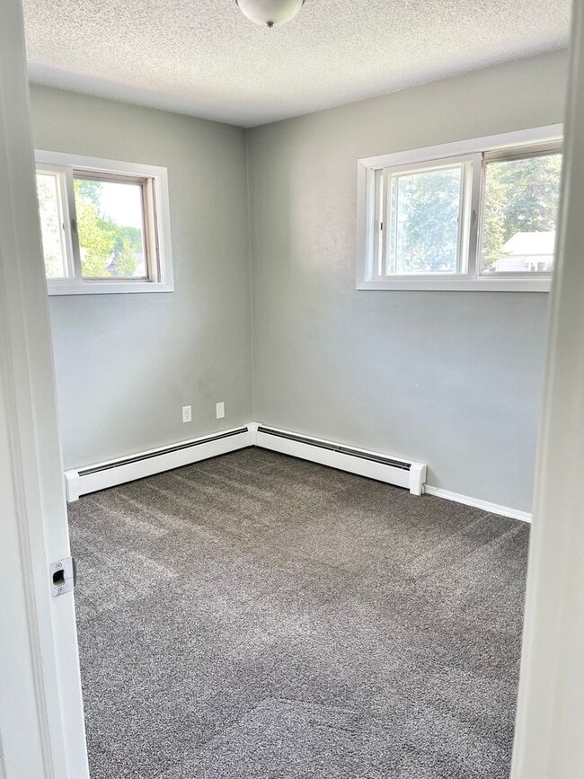 Building Photo - 2 Bedroom 1 Bath Duplex - South Fargo