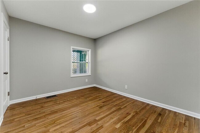 Building Photo - 10 Cochran Rd SE