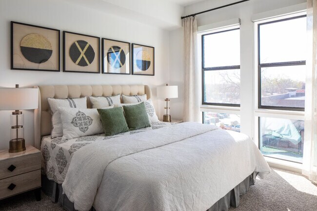 Building Photo - ¡Estrena nuevo hogar y ahorra hasta $1,000!