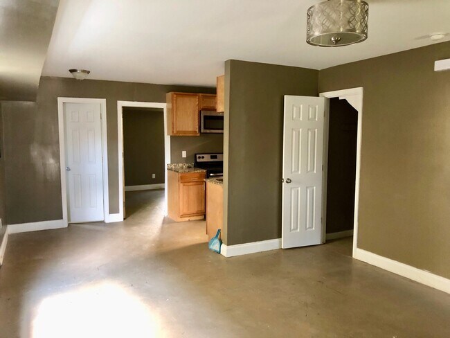 Building Photo - 4 Bedroom 2.5 Bath House in North Central - Downtown Charleston