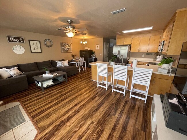 Building Photo - 404 Sandy Oak Dr