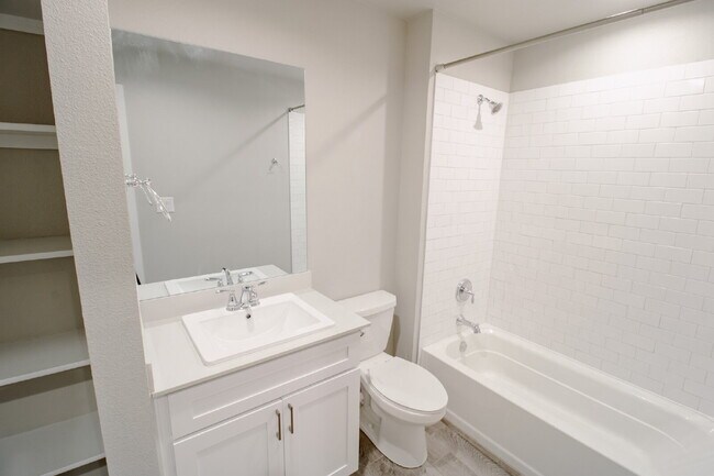 Building Photo - "Charming 3-Bed, 2-Bath Oasis in Lubbock – Spacious 1,489 Sq Ft Haven!"