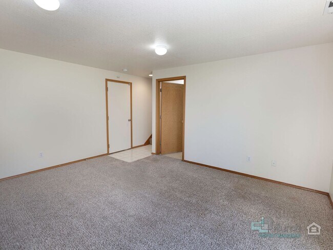 Building Photo - Stunning 3 bedroom 2.5 bathroom Home