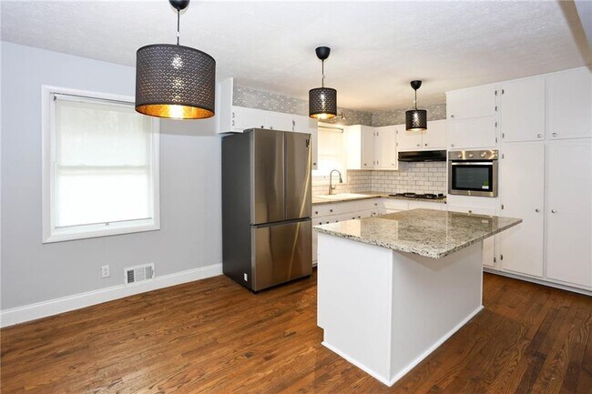 Building Photo - 667 Tara Cir SE