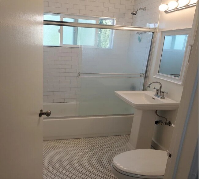 Building Photo - 8616 Holloway Dr