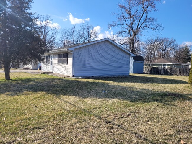 Building Photo - 7000 W 128th Ln