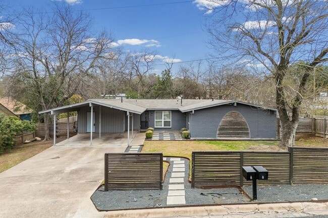 Building Photo - 11301 Oakwood Dr