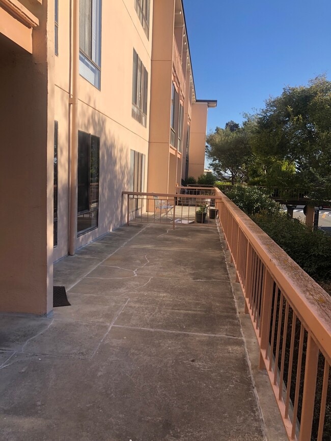 Building Photo - Bright 1/1 with an extra large patio, park...