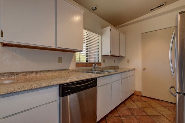Building Photo - Home in Cliff Rose!
