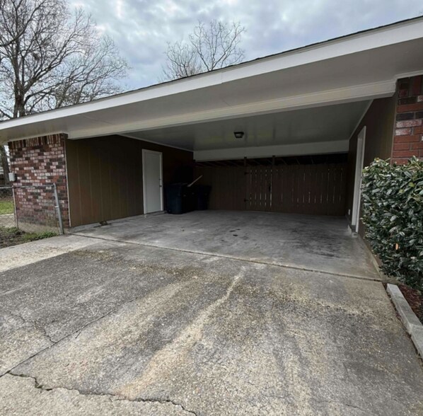 Building Photo - 3011 Cavalier Dr