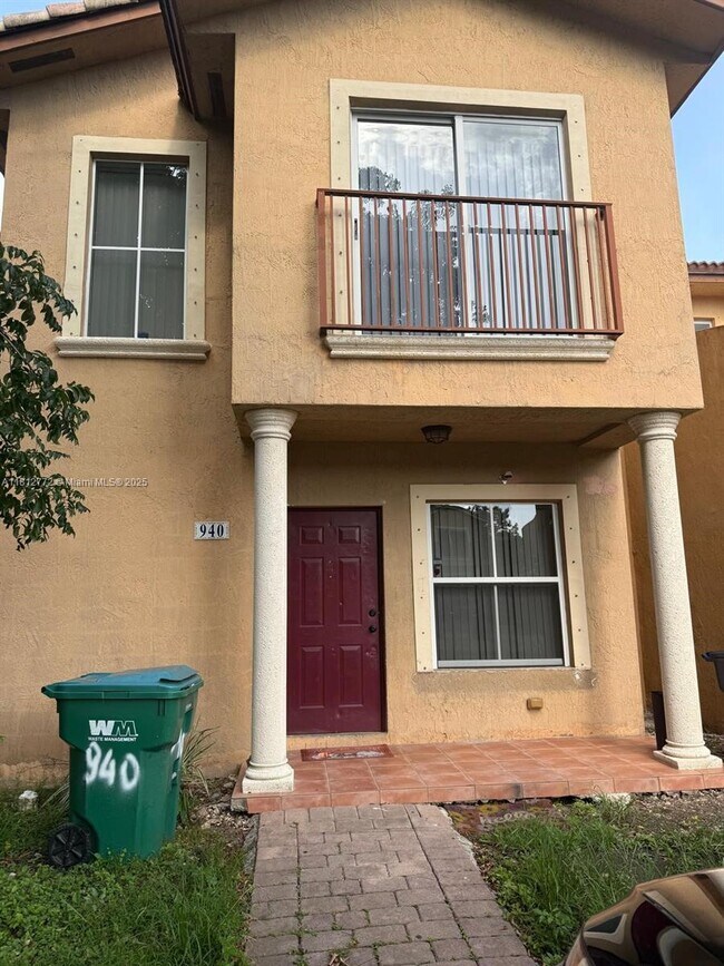 Primary Photo - 940 SW 6th Ct