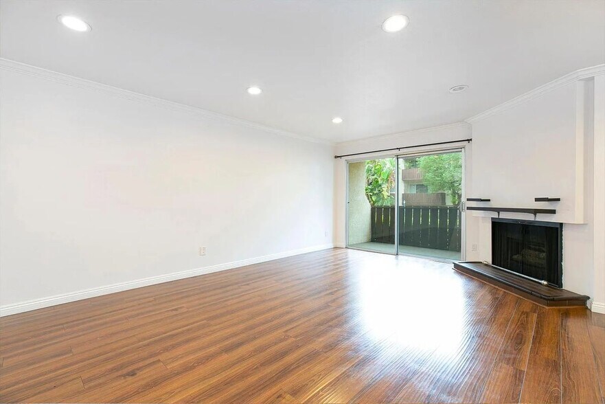 Building Photo - 14990 Victory Blvd