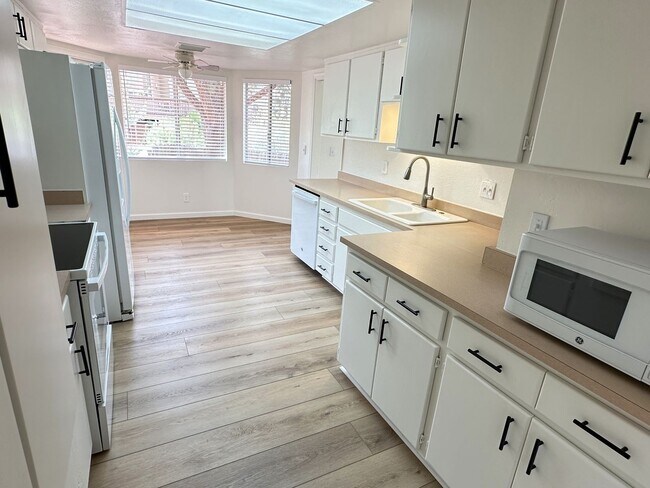 Building Photo - HOUSE - SEDONA - ROLLING HILLS ESTATES