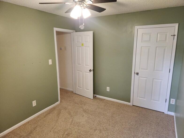 Building Photo - Room in House on Meadowcreek Village Dr