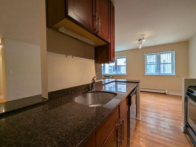 Building Photo - 625 W Wrightwood Ave